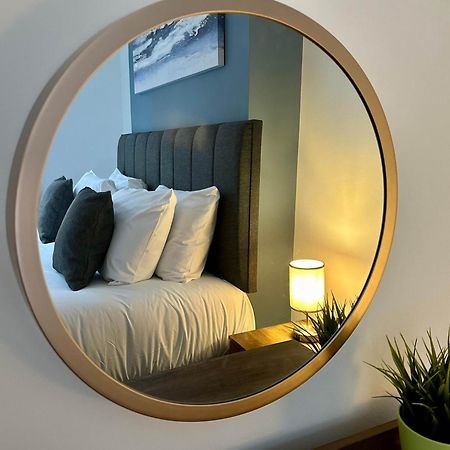 Hyde Brewery House - 2 Bedroom House With Parking วินเชสเตอร์ ภายนอก รูปภาพ