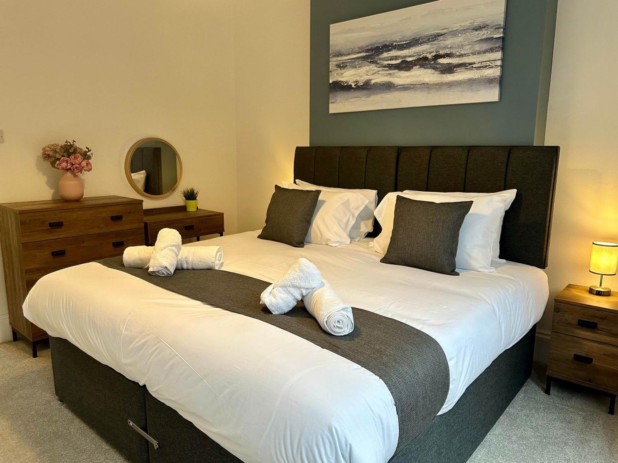 Hyde Brewery House - 2 Bedroom House With Parking วินเชสเตอร์ ภายนอก รูปภาพ