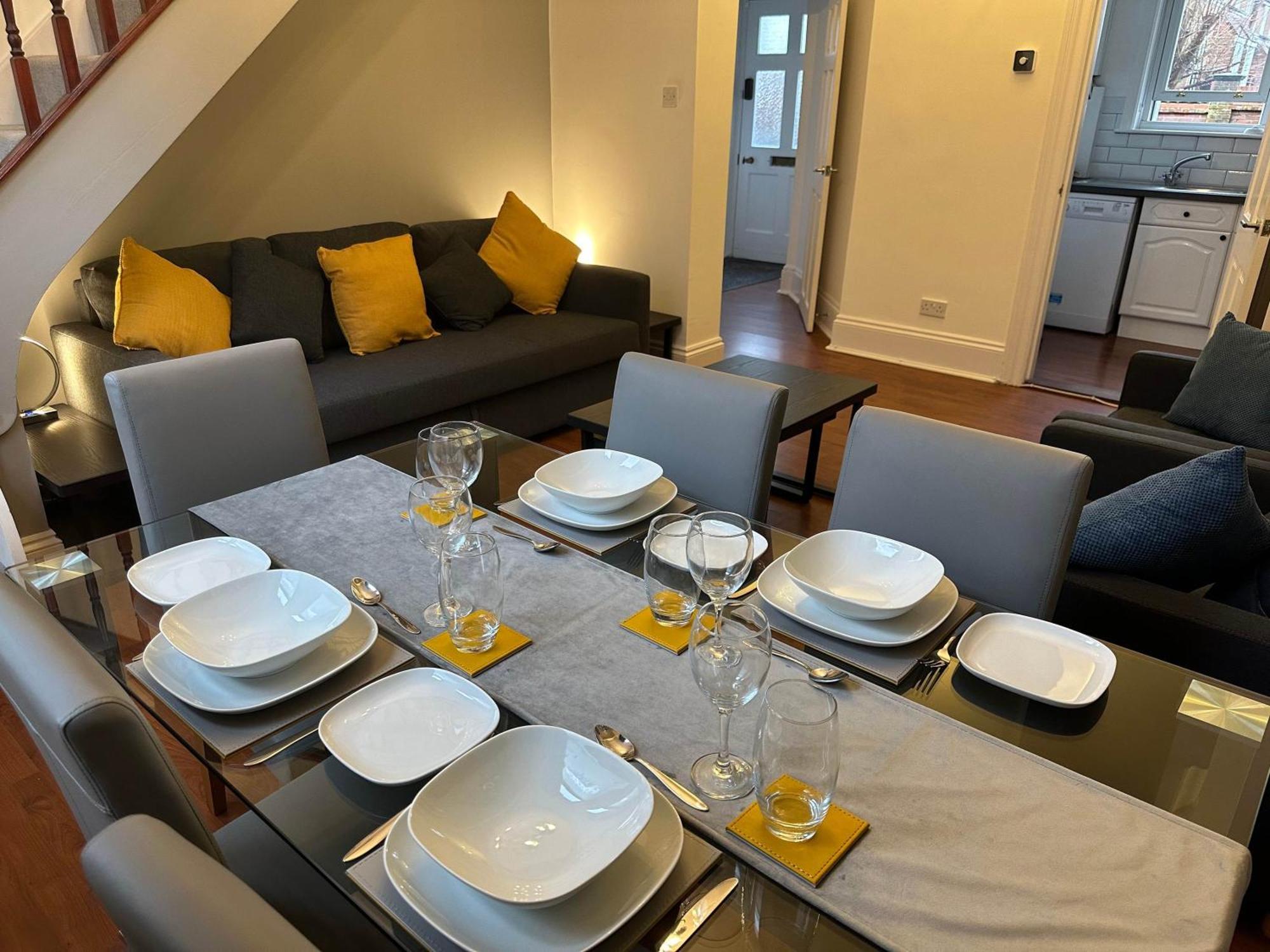 Hyde Brewery House - 2 Bedroom House With Parking วินเชสเตอร์ ภายนอก รูปภาพ
